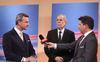 2016年12月4日奧地利舉行總統大選，前綠黨黨魁范德貝倫（中）勝出。競選對手為右翼自由黨霍費爾(左)。圖為競選期間兩人在媒體中露面。（Alex Domanski/Getty Images）